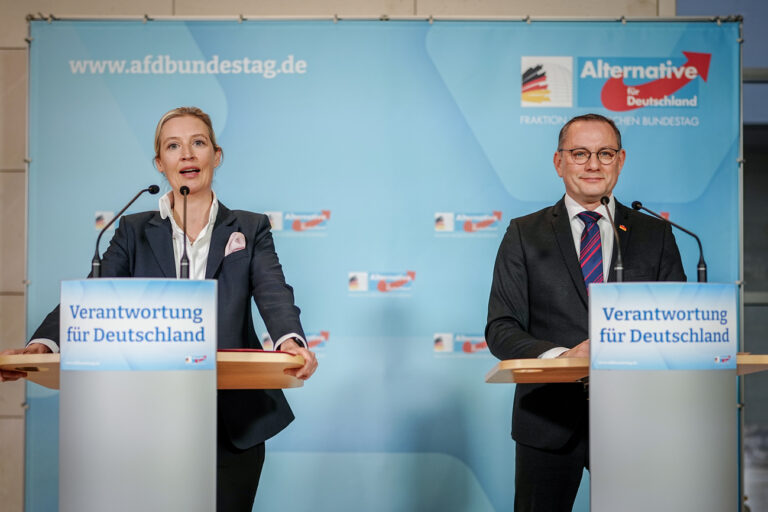 16.01.2024, Berlin: Alice Weidel, AfD-Bundesvorsitzende und Fraktionsvorsitzende der AfD, und Tino Chrupalla, AfD-Bundesvorsitzender und Fraktionsvorsitzender der AfD, geben zu Beginn der Fraktionssitzung ihrer Partei ein Pressestatement. Foto: Kay Nietfeld/dpa +++ dpa-Bildfunk +++ (KEYSTONE/DPA/Kay Nietfeld)