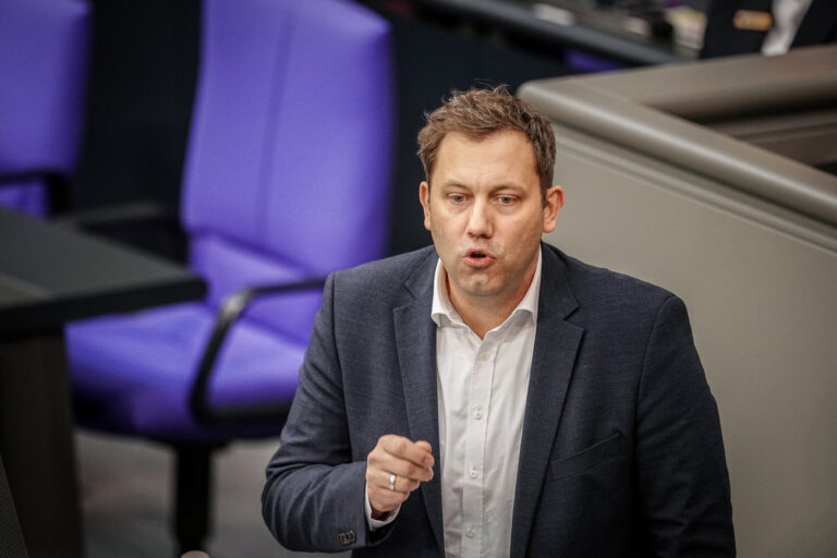 18.01.2024, Berlin: Lars Klingbeil, SPD-Bundesvorsitzender, spricht being der aktuellen Stunde im Bundestag mit dem Thema 