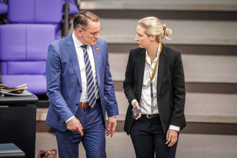 18.01.2024, Berlin: Tino Chrupalla (l), AfD-Bundesvorsitzender und Fraktionsvorsitzender der AfD, und Alice Weidel, Fraktionsvorsitzende der AfD, nehmen an der aktuellen Stunde im Bundestag mit dem Thema 