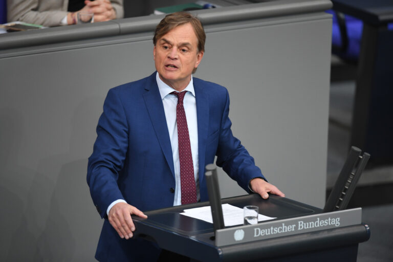 18.01.2024, Berlin: Bernd Baumann, parlamentarischer Geschäftsführer der AfD-Bundestagsfraktion, redet bei der Aktuellen Stunde im Bundestag zum Thema 