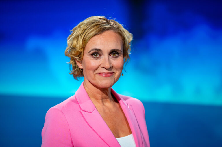 ARCHIV - 05.10.2023, Hamburg: Moderatorin Caren Miosga steht vor ihrer letzten Sendung im Studio. (zu dpa: 