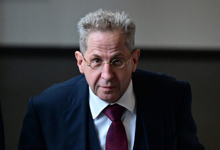 ARCHIV - 24.10.2023, Thüringen, Erfurt: Hans-Georg Maaßen (CDU), ehemaliger Verfassungsschutz-Chef, kommt als Zeuge zu einem Untersuchungsausschuss im Thüringer Landtag. (zu dpa «Werteunion will Weg für Maaßen-Partei frei machen») Foto: Martin Schutt/dpa +++ dpa-Bildfunk +++ (KEYSTONE/DPA/Martin Schutt)