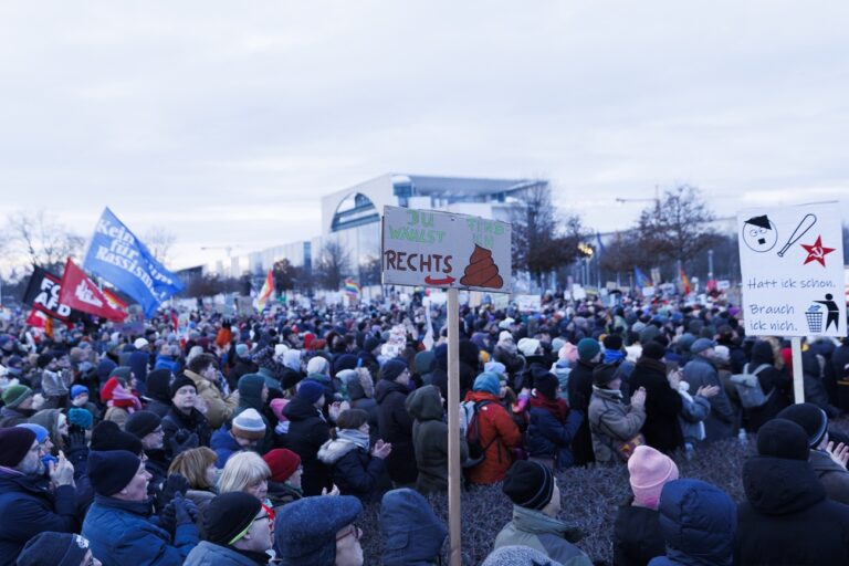 21.01.2024, Berlin: Demonstranten nehmen an einer Protestveranstaltung unter dem Motto 