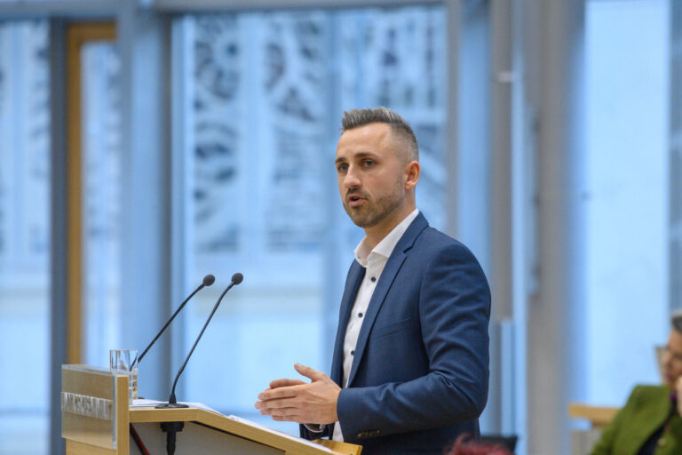 25.01.2024, Sachsen-Anhalt, Magdeburg: Ulrich Siegmund (AfD), Fraktionsvorsitzender, spricht im Landtag von Sachsen-Anhalt zu den Abgeordneten. In aktuellen Debatten ging es um die bekannt gewordenen rassistischen Pläne zur Vertreibung von Zuwanderern und Deutschen und über «Remigration». Foto: Klaus-Dietmar Gabbert/dpa +++ dpa-Bildfunk +++ (KEYSTONE/DPA/Klaus-Dietmar Gabbert)