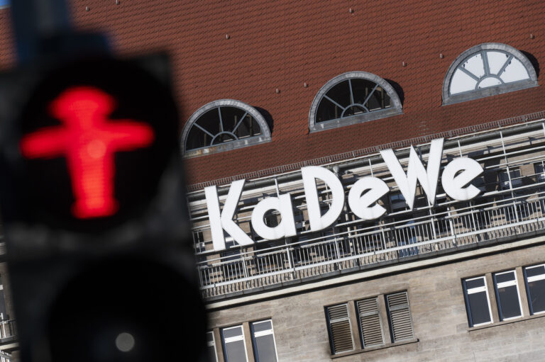 dpatopbilder - 29.01.2024, Berlin: Vor dem Kaufhaus KaDeWe steht eine rote Ampel. Die KaDeWe-Gruppe hat Insolvenz angemeldet. Der Betrieb der Häuser gehe aber weiter, teilte das Unternehmen mit. Foto: Christophe Gateau/dpa +++ dpa-Bildfunk +++ (KEYSTONE/DPA/Christophe Gateau)