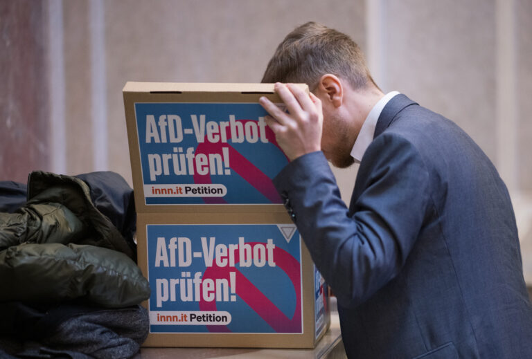 31.01.2024, Berlin: Thomas Laschyk, Chefredakteur und Geschäftsführer des Blogs «Volksverpetzer», blickt vor der Übergabe der Petition «AfD-Verbot prüfen!» an Bundesratspräsidentin Schwesig in die Box, in der der USB-Stick mit den Unterschriften liegt. Rund 800.000 Menschen haben seit Start der Petition am 14. August 2023 auf der Petitionsplattform innn.it unterzeichnet. Foto: Sebastian Christoph Gollnow/dpa +++ dpa-Bildfunk +++ (KEYSTONE/DPA/Sebastian Gollnow)