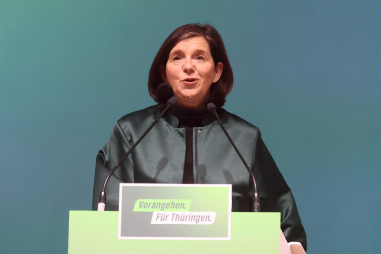 03.02.2024, Thüringen, Jena: Katrin Göring-Eckardt, (Bündnis 90/Die Grünen), Vizepräsidentin des Deutschen Bundestages, spricht bei der Landesdelegiertenkonferenz der Grünen in Thüringen. Dabei werden auch die Kandidaten der Landesliste für die Landtagswahl gewählt. Foto: Bodo Schackow/dpa +++ dpa-Bildfunk +++ (KEYSTONE/DPA/Bodo Schackow)