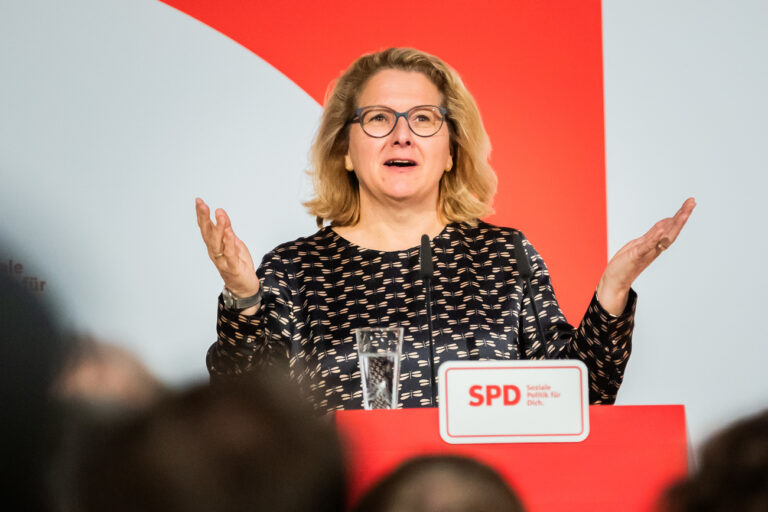 09.02.2024, Berlin: Svenja Schulze (SPD), Bundesministerin für wirtschaftliche Zusammenarbeit und Entwicklung, spricht beim SPD-Wahlkampf-Abschluss zur Teilwiederholung der Bundestagswahl in Berlin im Willy-Brandt-Hauss. Foto: Christoph Soeder/dpa +++ dpa-Bildfunk +++ (KEYSTONE/DPA/Christoph Soeder)