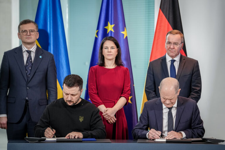 16.02.2024, Berlin: Bundeskanzler Olaf Scholz (SPD, unten r.) und Wolodymyr Selenskyj (2.v.l), Präsident der Ukraine, unterzeichnen im Bundeskanzleramt ein langfristiges Sicherheitsabkommen beider Länder vor Dmytro Kuleba (l), ukrainischer Außenminister, Annalena Baerbock (Bündnis 90/Die Grünen), Außenministerin, und Boris Pistorius (SPD), Bundesminister der Verteidigung. Foto: Kay Nietfeld/dpa +++ dpa-Bildfunk +++ (KEYSTONE/DPA/Kay Nietfeld)