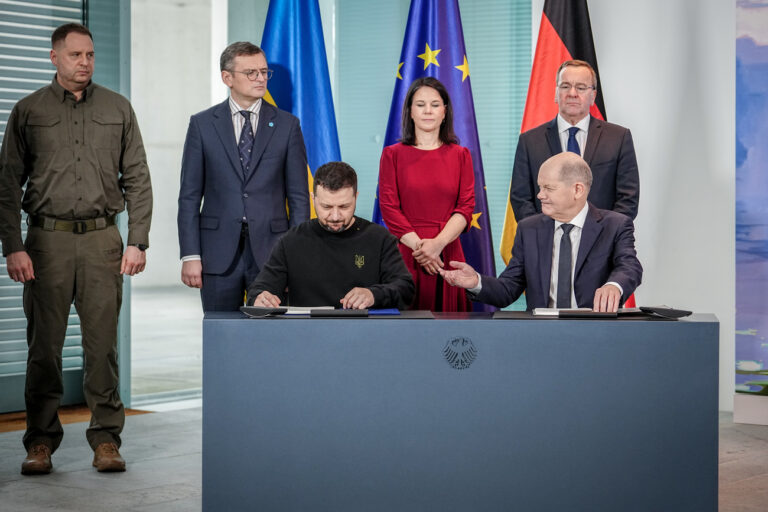 16.02.2024, Berlin: Bundeskanzler Olaf Scholz (SPD, unten r.) und Wolodymyr Selenskyj (3.v.l), Präsident der Ukraine, unterzeichnen im Bundeskanzleramt ein langfristiges Sicherheitsabkommen beider Länder vor Dmytro Kuleba (2.v.l), ukrainischer Außenminister, Annalena Baerbock (Bündnis 90/Die Grünen), Außenministerin, und Boris Pistorius (SPD), Bundesminister der Verteidigung. (zu dpa: «Scholz: Weiteres Waffenpaket für Ukraine im Wert von 1,1 Milliarden») Foto: Kay Nietfeld/dpa +++ dpa-Bildfunk +++ (KEYSTONE/DPA/Kay Nietfeld)