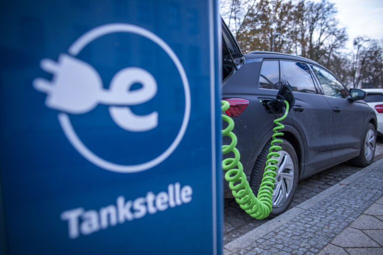 SYMBOLBILD - 28.11.2023, Mecklenburg-Vorpommern, Schwerin: An der Ladesäule eines regionalen Stromanbieters wird ein Elektroauto mit Strom aufgeladen. Anhaltend hohe Stromtarife an öffentlichen Ladesäulen könnten Menschen laut Branchenexperten von einem Umstieg auf Elektroautos abhalten. (zu dpa: «Experten: Dauerhaft hohe Ladestrompreise bremsen Umstieg auf E-Autos») Foto: Jens Büttner/dpa +++ dpa-Bildfunk +++ (KEYSTONE/DPA/Jens Büttner)