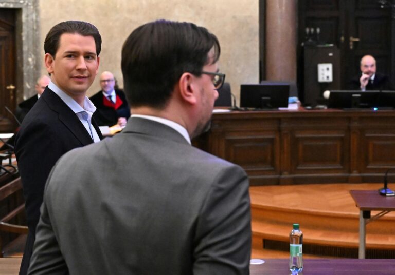 ABD0025_20240223 - WIEN - ÖSTERREICH: Der frühere Bundeskanzler Sebastian Kurz (ÖVP) und Richter Michael Radasztics am Freitag, 23. Februar 2024, anl. des Prozesses gegen Ex-Bundeskanzler Kurz wegen Falschaussage im Ibiza-U-Ausschuss am Landesgericht in Wien. - FOTO: APA/HELMUT FOHRINGER