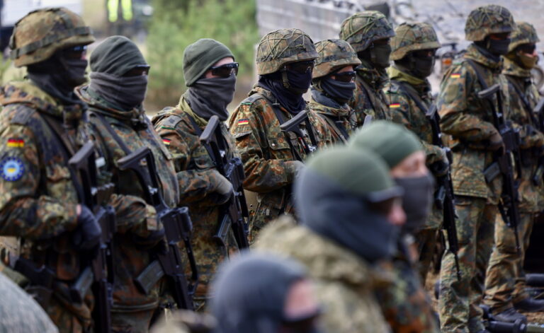 epa11175081 German soldiers attend a demonstration by the German armed forces Bundeswehr, in Klietz, Germany, 23 February 2024. The Special Training Command of the EU training mission EUMAM and the Bundeswehr's mobile logistics troops are training Ukrainian soldiers at the site. EPA/HANNIBAL HANSCHKE