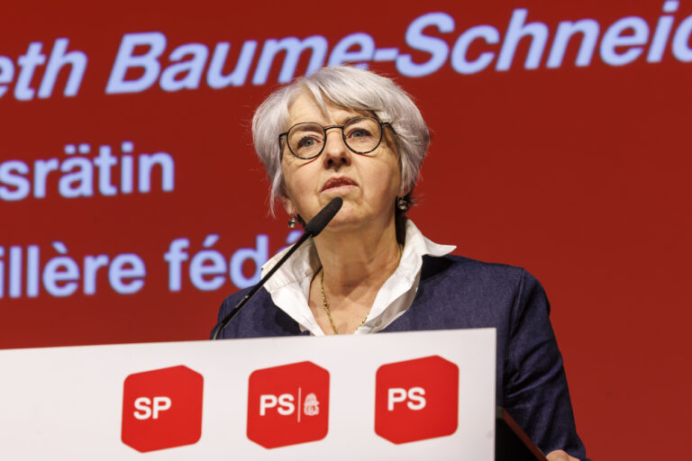La conseillere federale Elisabeth Baume-Schneider s'exprime devant les delegues lors du congres du Parti socialiste (PS) suisse a Palexpo, ce samedi 24 fevrier 2024 a Geneve. (KEYSTONE/Salvatore Di Nolfi)