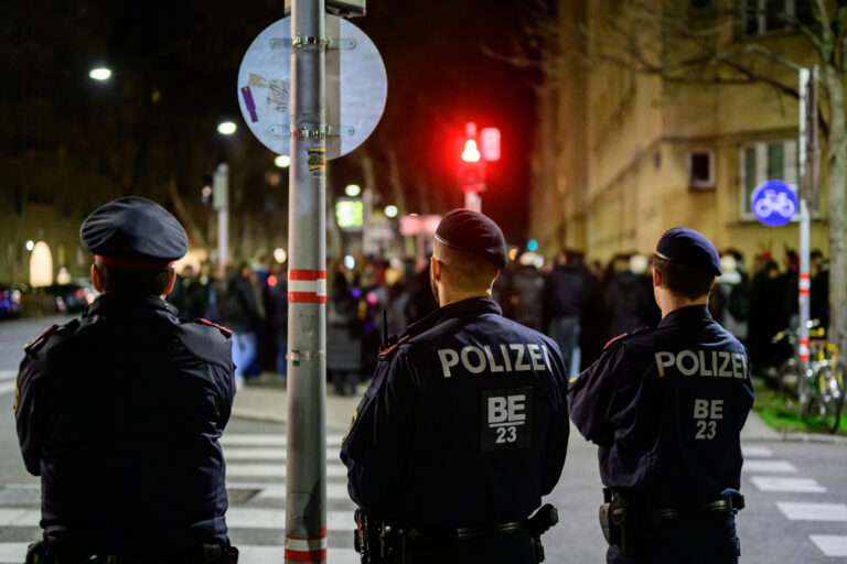 Fachkräfte des Verbrechens: Eine Multikulti-Bande, bestehend aus siebzehn Migranten, missbraucht eine Zwölfährige über Monate hinweg. Nun ermordet ein Asyl-Afghane drei Frauen. Was läuft falsch in Wien?