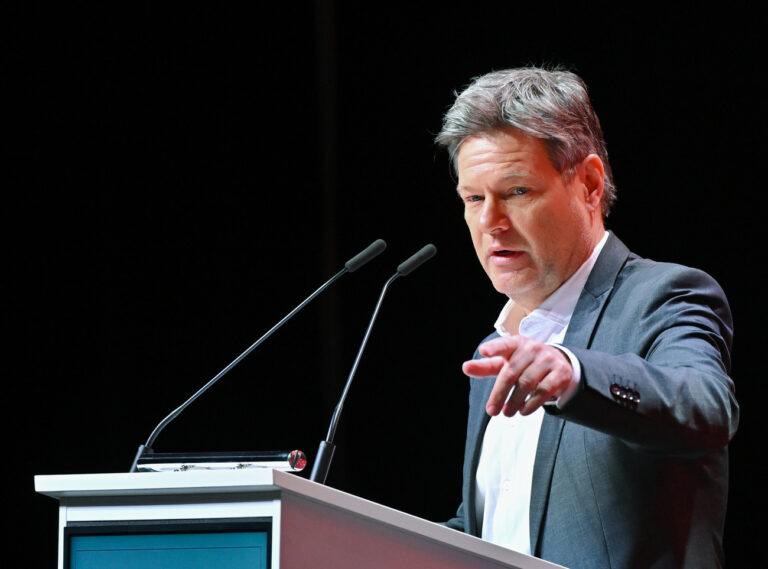 27.02.2024, Brandenburg, Cottbus: Robert Habeck (Grüne), Bundeswirtschaftsminister, spricht auf der Dritten Konferenz zur Infrastrukturentwicklung im Lausitzer und Mitteldeutschen Revier in der Stadthalle Cottbus. Die Konferenz beschäftigt sich mit der Energiewende in der Lausitz. Foto: Patrick Pleul/dpa +++ dpa-Bildfunk +++ (KEYSTONE/DPA/Patrick Pleul)