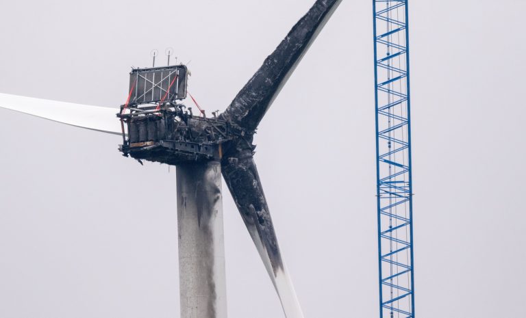 28.02.2024, Mecklenburg-Vorpommern, Greifswald: Ein Kran ist an einem Windrad aufgebaut, um die Windkraftanlage bei Greifswald, die von einem Brand zerstört wurde, abzubauen. Am Dienstag (23.01.2023) war eine Windkraftanlage bei Greifswald in Brand geraten. Die Feuerwehr musste die Gondel kontrolliert abbrennen lassen. Laut Polizei waren technische Defekte die Ursache. Foto: Stefan Sauer/dpa +++ dpa-Bildfunk +++ (KEYSTONE/DPA/Stefan Sauer)