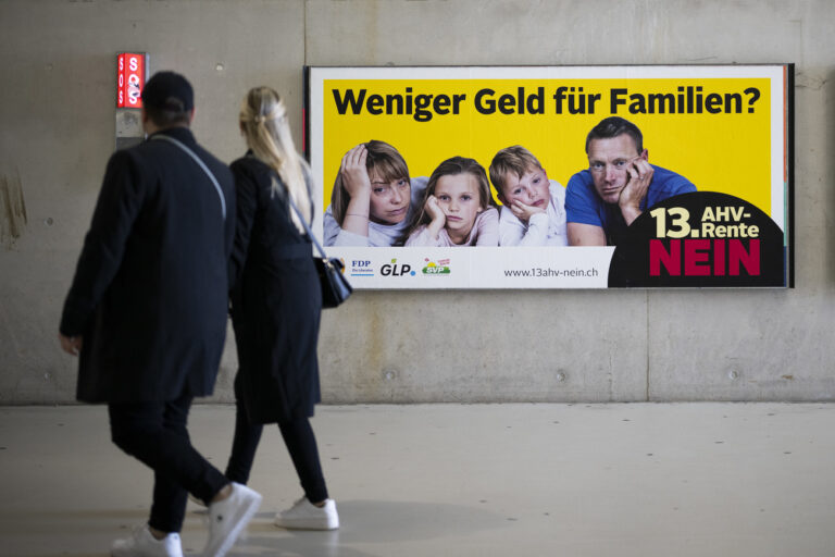 Ein Plakat gegen die 13. AHV Rente, aufgenommen am Samstag, 2. Maerz 2024, in St. Gallen. (KEYSTONE/Gian Ehrenzeller)