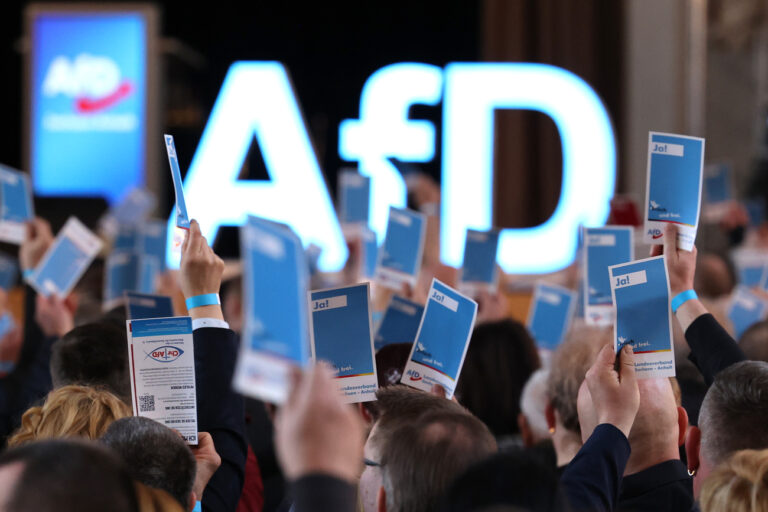 03.03.2024, Sachsen-Anhalt, Magdeburg: Delegierte stimmen auf dem Landesparteitag der AfD Sachsen-Anhalt in Magdeburg ab. Auf dem Parteitag geht es in einem Punkt, um die Auseinandersetzung mit dem Verfassungsschutz. Sachsen-Anhalts AfD fordert eine grundlegende Reform des Landesverfassungsschutzes. Foto: Peter Gercke/dpa-Zentralbild/dpa +++ dpa-Bildfunk +++ (KEYSTONE/DPA/Peter Gercke)