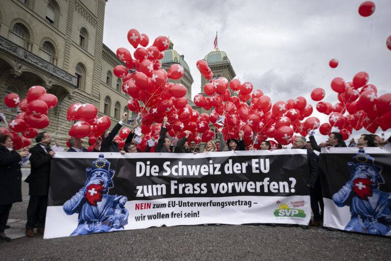 Die SVP-Parlamentarier nehmen am Luftballon-Loslassen teil, vor dem Bundeshaus, waehrend einer Aktion der SVP Schweiz zum Kampagnenauftakt gegen Verhandlungen mit der EU, am Dienstag, 12. Maerz 2024 in Bern. (KEYSTONE/Anthony Anex)