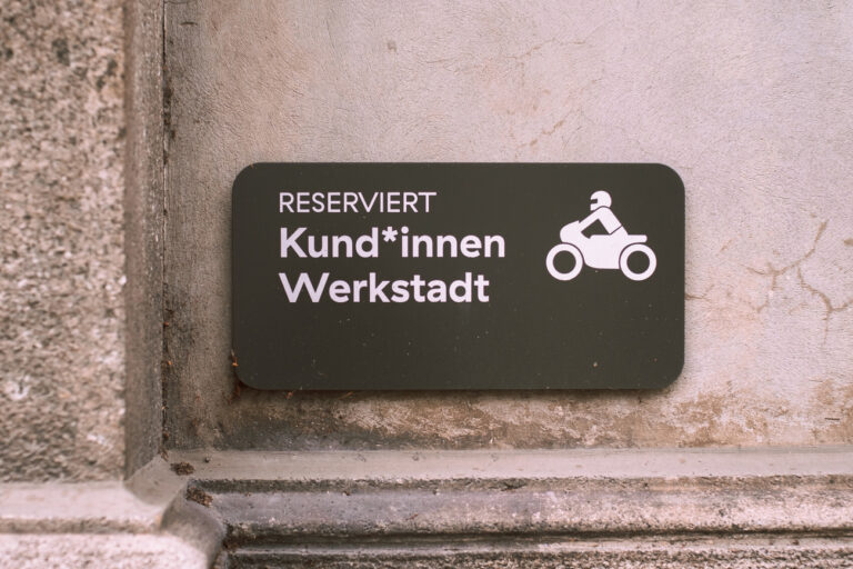 Ein resrvierter Parkplatz fuer Kunden und Kundinnen mit Generstern, fotografiert am 10. Maerz 2024 in Zuerich-Altstetten. (KEYSTONE/Petra Orosz)