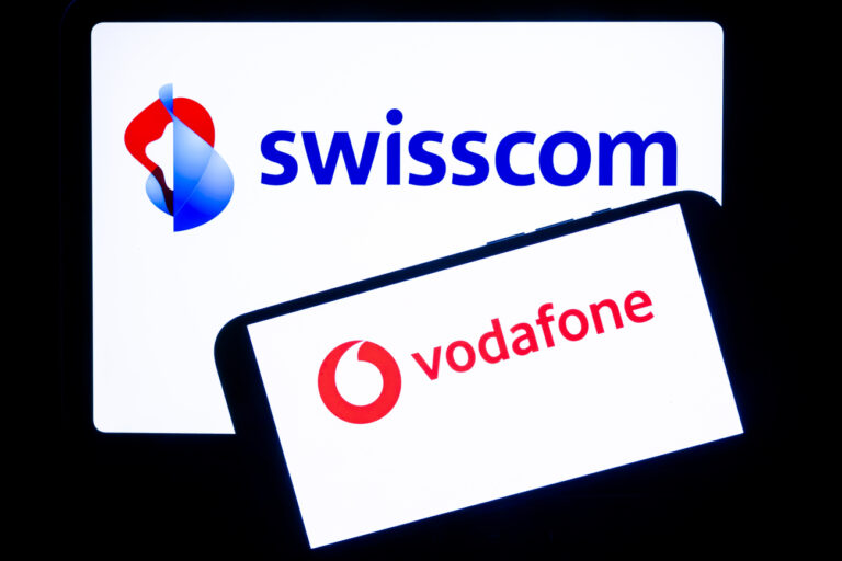 Die Logos des Schweizer Telekomkonzerns Swisscom und des Italienischen Telekomanbieters Vodafone Italia sind in diesem Illustrationsbild aufgenommen von Bildschirmen zu sehen, am Freitag, 15. Maerz 2024 in Zuerich. Die Swisscom hat ihre Milliardenuebernahme in Italien festgezurrt. Der groesste Schweizer Telekomkonzern hat den Kaufvertrag fuer Vodafone Italien unterschrieben. Die Swisscom legt fuer den Mobilfunker 8 Milliarden Euro auf den Tisch. (KEYSTONE/Michael Buholzer)