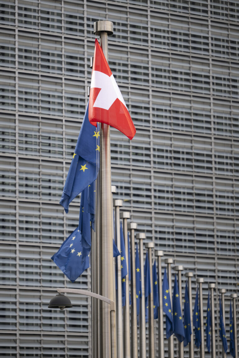 Die Schweizer Fahne wehnt neben Europafahnen vor dem Sitz der EU-Kommission waehrend dem Besuch von Bundespraesidentin Viola Amherd, am Montag, 18. Maerz 2024 in Bruessel, Belgien. Der Besuch der Bundespraesidentin markiert den offiziellen Beginn der Verhandlungen zwischen der Schweiz und der EU. (KEYSTONE/Alessandro della Valle)