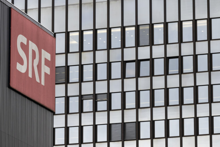 Das SRF Logo am Gebaeude von Schweizer Radio und Fernsehen, aufgenommen am Montag, 18. Maerz 2024 in Leutschenbach Zuerich. Es seien weitere Einsparungen und ein Stellenabbau im Rahmen des Projektes SRF 4.0 unumgaenglich, teilte das Unternehmen am Montag mit.(KEYSTONE/Ennio Leanza)