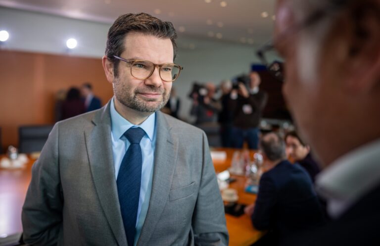 20.03.2024, Berlin: Marco Buschmann (FDP), Bundesminister der Justiz, wartet auf den Beginn der wöchtentlichen Kabinettssitzung im Bundeskanzleramt. Foto: Michael Kappeler/dpa +++ dpa-Bildfunk +++ (KEYSTONE/DPA/Michael Kappeler)