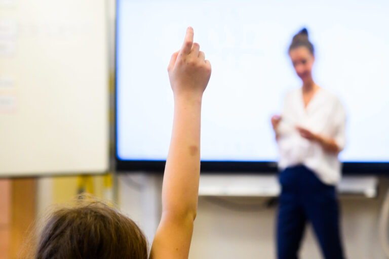 ARCHIV - 17.08.2023, Niedersachsen, Hannover: ILLUSTRATION - Ein Schüler meldet sich per Handzeichen in einem Klassenraum. (zu dpa: «In Bremen fehlen Schulplätze für junge Flüchtlinge») Foto: Julian Stratenschulte/dpa +++ dpa-Bildfunk +++ (KEYSTONE/DPA/Julian Stratenschulte)