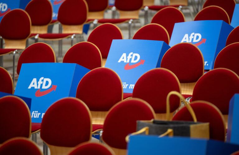 06.04.2024, Brandenburg, Jüterbog: Pappaufsteller mit dem Logo der AfD liegen vor Beginn des Landesparteitags der AfD Brandenburg auf den Stühlen in der Wiesenhalle. Auf dem Programm steht die Wahl der Landesliste sowie der Verabschiedung des Wahlprogramms der AfD-Brandenburg für die Landtagswahl am 22. September 2024. Foto: Monika Skolimowska/dpa +++ dpa-Bildfunk +++ (KEYSTONE/DPA/Monika Skolimowska)