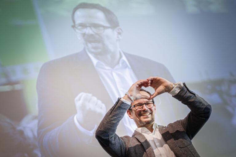 Balthasar Glaettli, president sortant des Verts suisses, reagit lors de l'assemblee des delegues des Verts ce samedi 6 avril 2024 a Renens. (KEYSTONE/Valentin Flauraud)