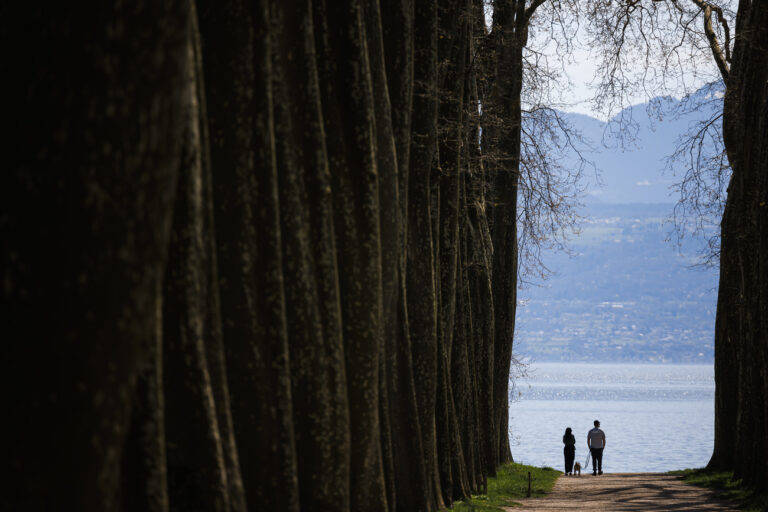 People enjoy the unusually warm weather for the month of April, with several regions of Switzerland experiencing over 25 degrees, by Lake Geneva, in Lausanne, Switzerland, Saturday, April 6, 2024. (KEYSTONE/Valentin Flauraud)