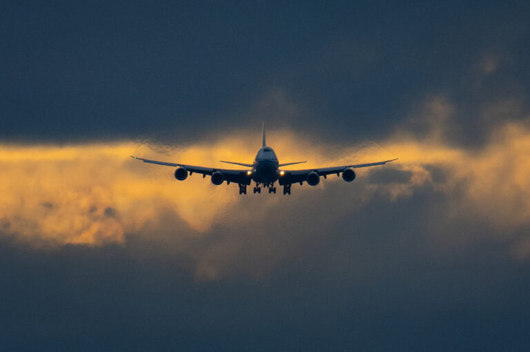 ARCHIV - 02.03.2024, Hessen, Frankfurt/Main: Eine Boeing 747 setzt im letzten Tageslicht auf dem Flughafen Frankfurt zur Landung an. (zu dpa: «Abgeordnete dürfen bei kurzen Reisen nur noch Economy fliegen») Foto: Boris Roessler/dpa +++ dpa-Bildfunk +++ (KEYSTONE/DPA/Boris Roessler)