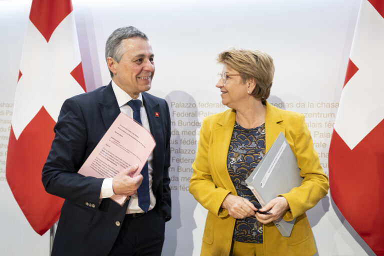 Bundesrat Ignazio Cassis, links, und Bundespraesidentin Viola Amherd, rechts, sprechen nach einer Medienkonferenz ueber das Thema 