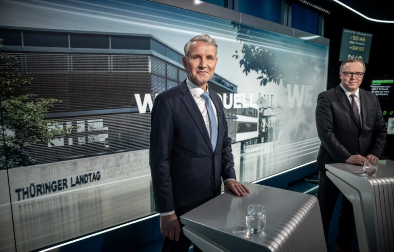 11.04.2024, Berlin: Björn Höcke (AfD, l) und Mario Voigt (CDU, r), Spitzenkandidaten für die Landtagswahl in Thüringen, stehen beim TV-Duell bei Welt TV. Foto: Michael Kappeler/dpa +++ dpa-Bildfunk +++ (KEYSTONE/DPA/Michael Kappeler)