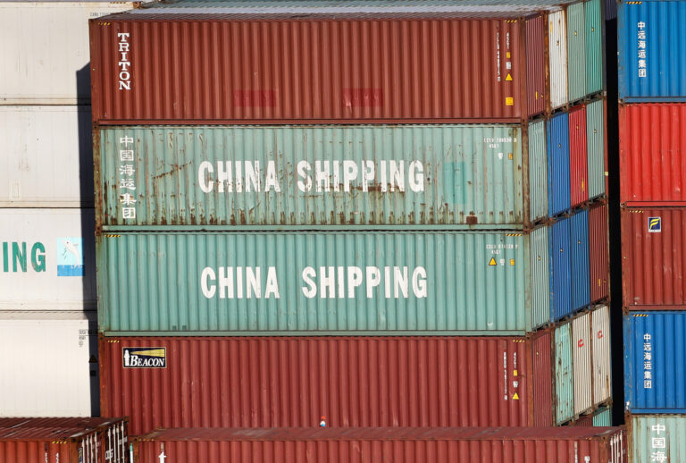 ARCHIV - 15.01.2020, Hamburg: Container mit der Aufschrift «China Shipping» stehen auf dem Container-Terminal Tollerort (CTT) der Hamburg Hafen und Logistik AG (HHLA). Der chinesische Zoll hat die Außenhandelszahlen für März veröffentlicht. (zu dpa: «Chinas Außenhandel im März wieder schwächer») Foto: Christian Charisius/dpa +++ dpa-Bildfunk +++ (KEYSTONE/DPA/Christian Charisius)