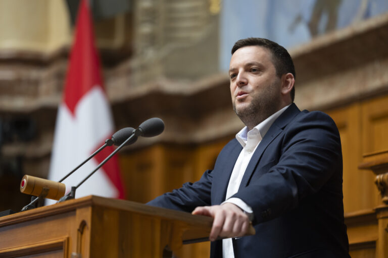 Jon Pult, SP-GR, spricht waehrend der Debatte um die Legislaturplanung 2023-2027, waehrend einer Sondersession des Nationalrats, am Dienstag, 16. April 2024, im Nationalrat in Bern. (KEYSTONE/Peter Klaunzer)