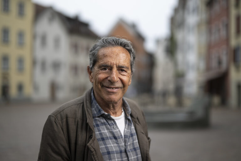 Der Schweizer Medienunternehmer Roger Schawinski posiert fuer ein Portrait, aufgenommen am Freitag, 19. April 2024, in der Altstadt in Chur. Roger Schawinski hat eine Konzession fuer ?Radio Alpin? erhalten, mit dem er im kommenden Jahr gemeinsam mit Stefan Buehler in Graubuenden, Glarus und im St. Galler Oberland auf Sendung gehen will. (KEYSTONE/Gian Ehrenzeller)