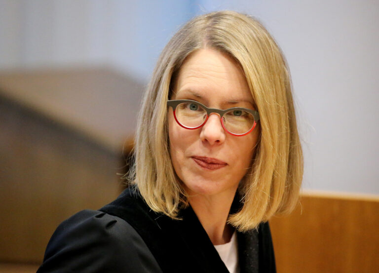 ARCHIV - 21.01.2020, Nordrhein-Westfalen, Bonn: Oberstaatsanwältin Anne Brorhilker sitzt zu Beginn des Prozesstages des Cum-Ex-Prozesses im Landgericht. ( zu 