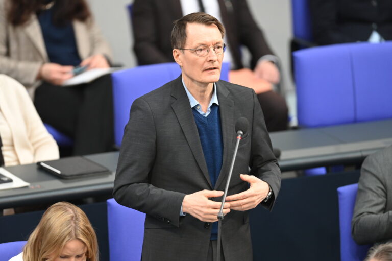 24.04.2024, Berlin: Karl Lauterbach (SPD), Bundesminister für Gesundheit, spricht bei einer Regierungsbefragung im Bundestag. Foto: Jessica Lichetzki/dpa +++ dpa-Bildfunk +++ (KEYSTONE/DPA/Jessica Lichetzki)