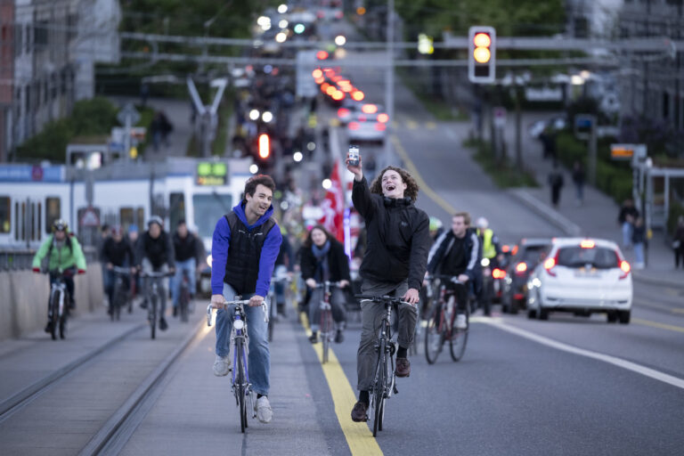 Menschen fahren auf ihren Raedern an der Velodemo Critical Mass durch die Innenstadt in Zuerich, aufgenommen am Freitag, 26. April 2024. (KEYSTONE/Ennio Leanza)