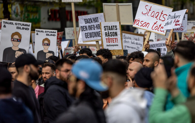 27.04.2024, Hamburg: Teilnehmer einer Islamisten-Demo halten Plakate mit der Aufschrift ·Staatsräson tötet· in die Höhe. Foto: Axel Heimken/dpa +++ dpa-Bildfunk +++ (KEYSTONE/DPA/Axel Heimken)