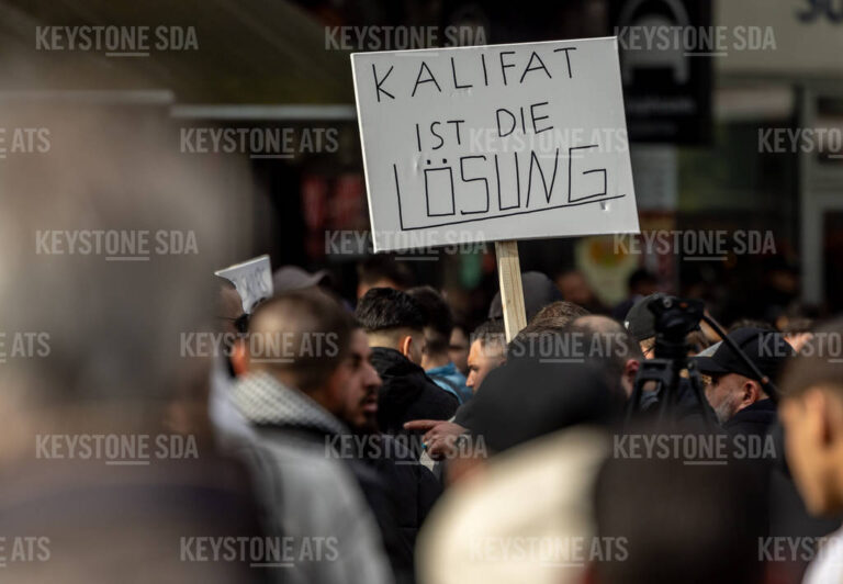 27.04.2024, Hamburg: Teilnehmer einer Islamisten-Demo halten ein Plakat mit der Aufschrift ·Kalifat ist die Lösung· in die Höhe. Foto: Axel Heimken/dpa +++ dpa-Bildfunk +++ (KEYSTONE/DPA/Axel Heimken)