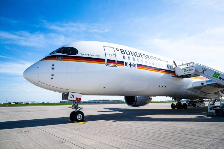 01.05.2024, Berlin: Das Flugzeug Konrad Adenauer vom Typ Airbus A 350 steht am Regierungsflughafen. Im Mittelpunkt der einwöchigen Reise von Außenministerin Baerbock nach Australien, Neuseeland und Fidschi steht die Sicherheitspolitik und der Klimaschutz. Foto: Sina Schuldt/dpa +++ dpa-Bildfunk +++ (KEYSTONE/DPA/Sina Schuldt)