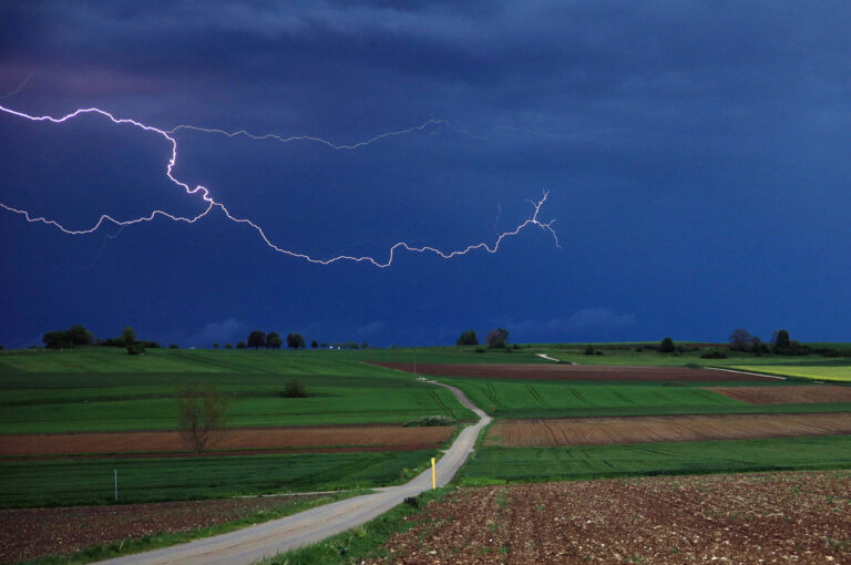 02.05.2024, Baden-Württemberg, Kirchheim am Ries: Eine Gewitterzelle mit Blitz und Donner baut sich über Kirchheim am Ries auf. Der Deutsche Wetterdienst kündigte Unwetter für Teile Baden-Württembergs an. Foto: Alexander Wolf/dpa +++ dpa-Bildfunk +++ (KEYSTONE/DPA/Alexander Wolf)