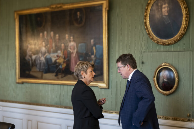 Bundesraetin Karin Keller-Sutter, links, diskutiert mit Bundesrat Albert Roesti, kurz vor Beginn der Von-Wattenwyl-Gespraeche, am Freitag, 3. Mai 2024 in Bern. Gute drei Wochen vor der Sommersession der Eidgenoessischen Raete finden die Von-Wattenwyl-Gespraeche zwischen den Mitgliedern des Bundesrates und den im Bundesrat vertretenen Fraktionen im gleichnamigen Patrizierhaus an der Junkerngasse in der Altstadt von Bern statt. (KEYSTONE/Alessandro della Valle)