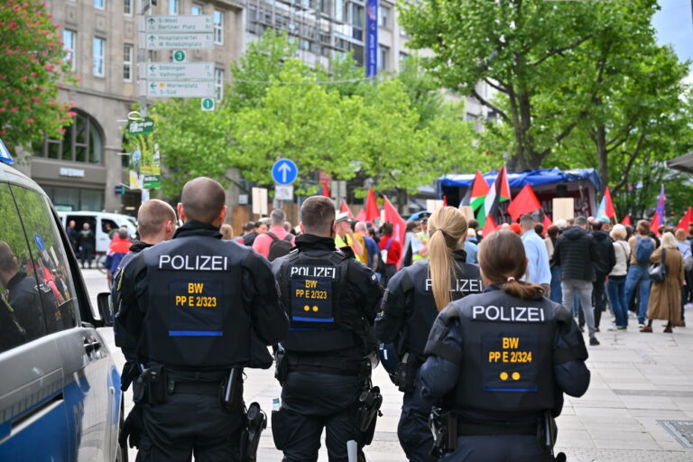 04.05.2024, Baden-Württemberg, Stuttgart: Polizisten stehen am Rotebühlplatz am Rande einer Kundgebung. Das Bündnis zur 