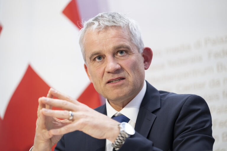 Bundesrat Beat Jans spricht an einer Medienkonferenz ueber die Massnahmen zur Erhoehung der Erwerbsintegration von Personen mit Schutzstatus S, am Mittwoch, 8. Mai 2024, im Medienzentrum Bundeshaus in Bern. (KEYSTONE/Anthony Anex)