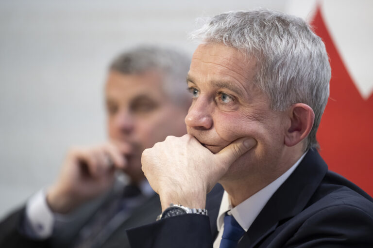 Bundesrat Beat Jans, rechts, und Regierungsrat Christoph Ammann, Vorsteher Wirtschafts-, Energie und.Umweltdirektion Kanton Bern, reagieren spricht an einer Medienkonferenz ueber die Massnahmen zur Erhoehung der Erwerbsintegration von Personen mit Schutzstatus S, am Mittwoch, 8. Mai 2024, im Medienzentrum Bundeshaus in Bern. (KEYSTONE/Anthony Anex)